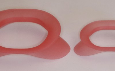 What are the ideal properties of Dental Lip retractors